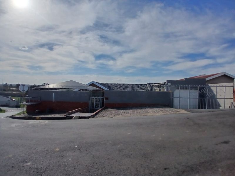 Serene Haven in Gompo East London: A Secure and Stylish Home - Photo 7