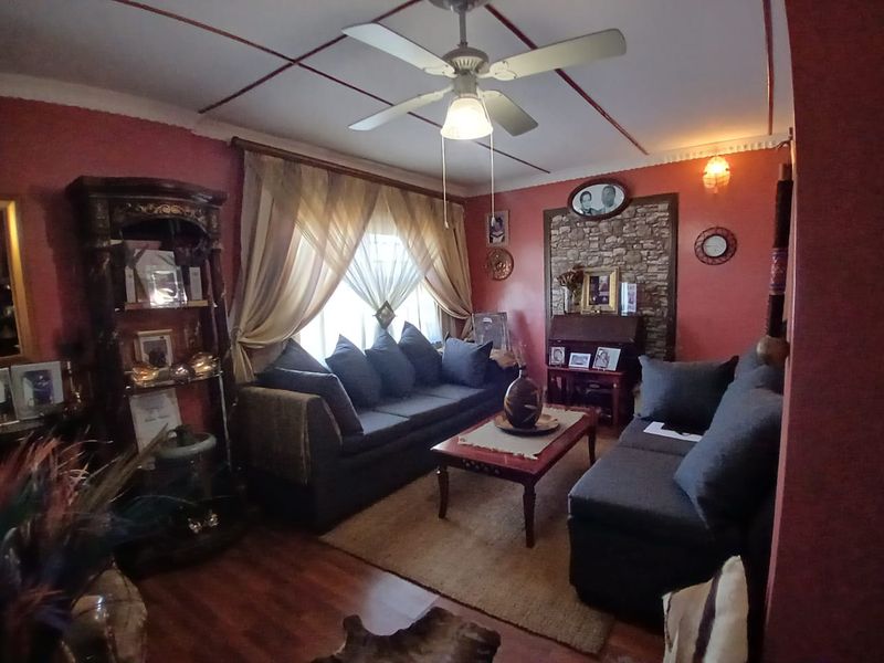 Serene Haven in Gompo East London: A Secure and Stylish Home - Photo 8