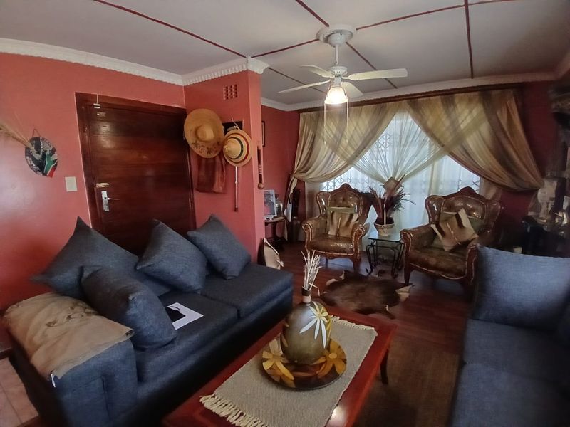 Serene Haven in Gompo East London: A Secure and Stylish Home - Photo 6