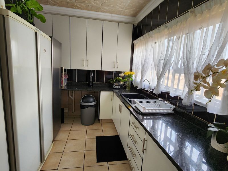 Escape to this stunning small holding a tranquil oasis exceptional craftmanship and luxurious finish - Photo 5