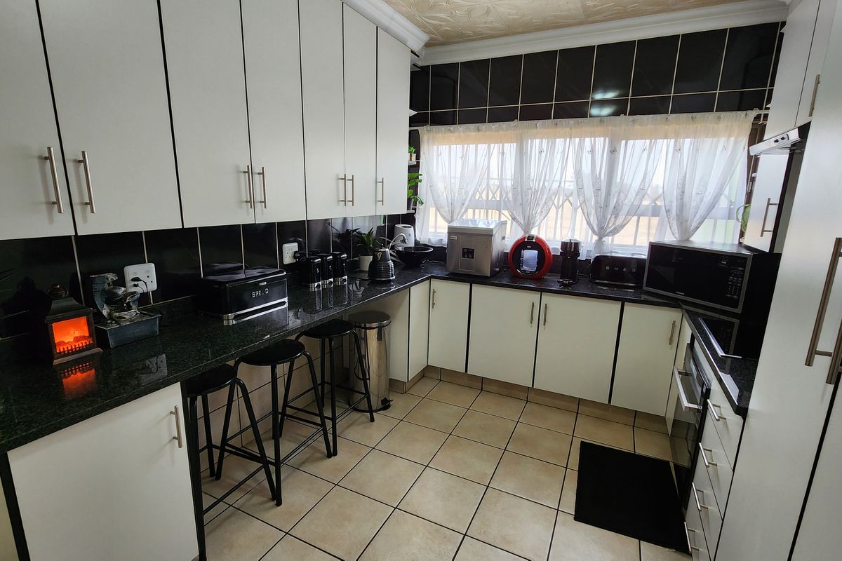 Escape to this stunning small holding a tranquil oasis exceptional craftmanship and luxurious finish - Photo 4