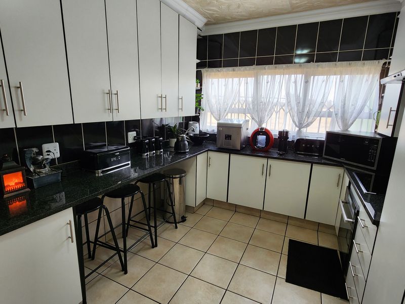 Escape to this stunning small holding a tranquil oasis exceptional craftmanship and luxurious finish - Photo 4