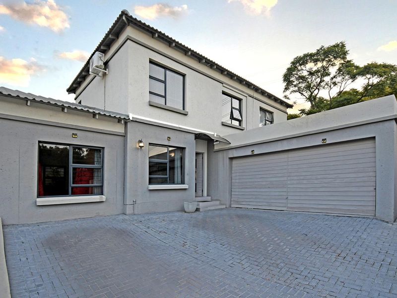 A Garden Like No Other – Spacious 3-Bedroom Townhouse in the Heart of Magaliessig - Photo 2