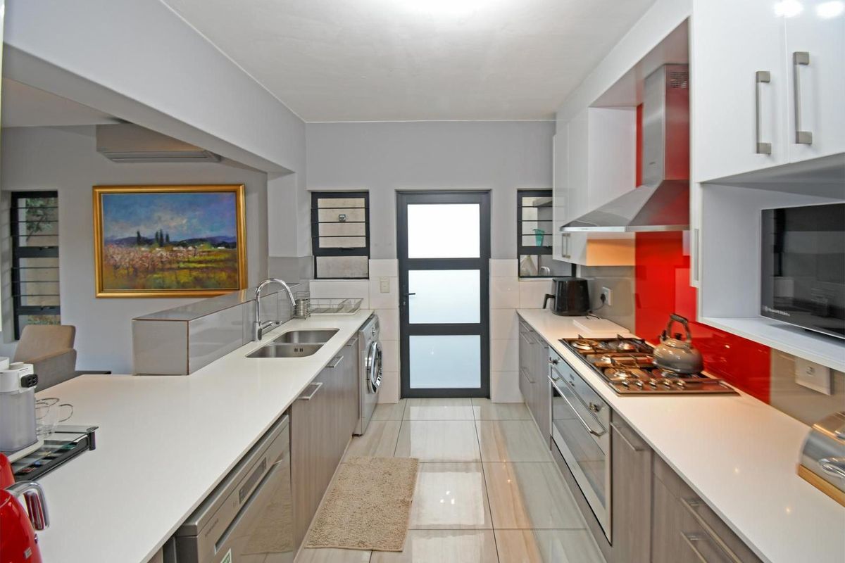 A Garden Like No Other – Spacious 3-Bedroom Townhouse in the Heart of Magaliessig - Photo 3