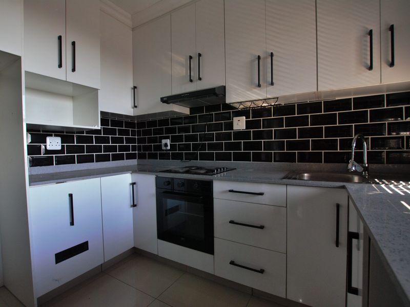 Modern Coastal Gem – Renovated 2-Bedroom Flat with Sea Views in Scottburgh - Photo 4