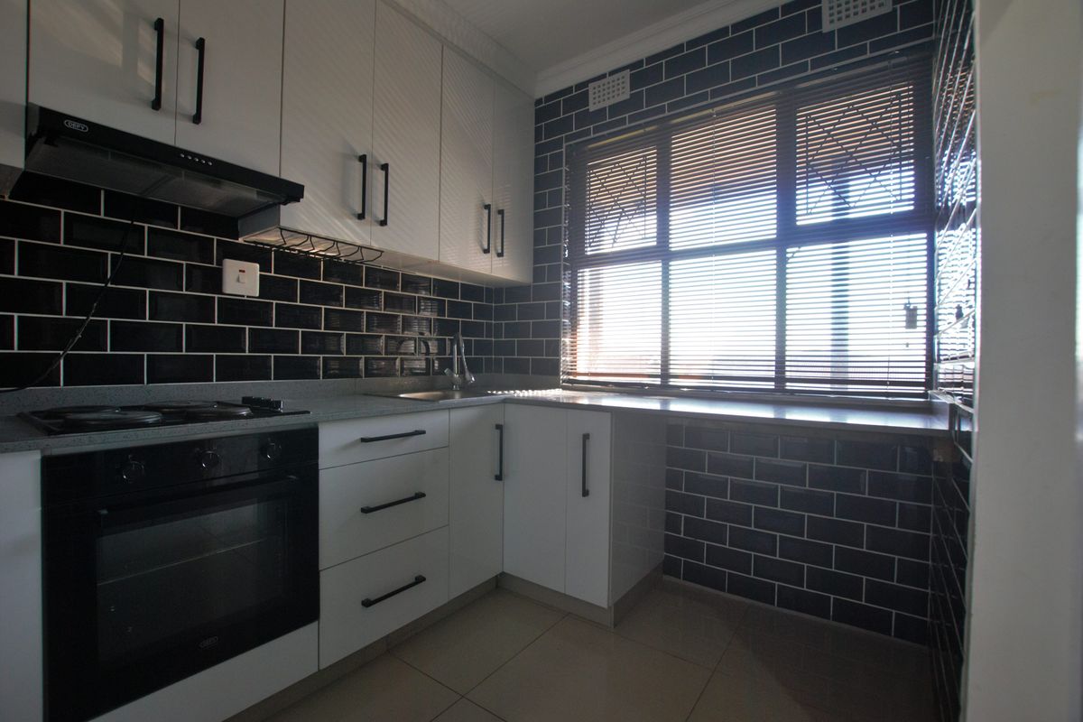 Modern Coastal Gem – Renovated 2-Bedroom Flat with Sea Views in Scottburgh - Photo 3