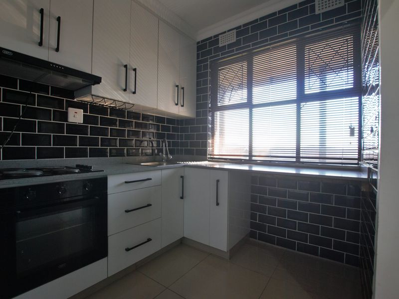 Modern Coastal Gem – Renovated 2-Bedroom Flat with Sea Views in Scottburgh - Photo 3