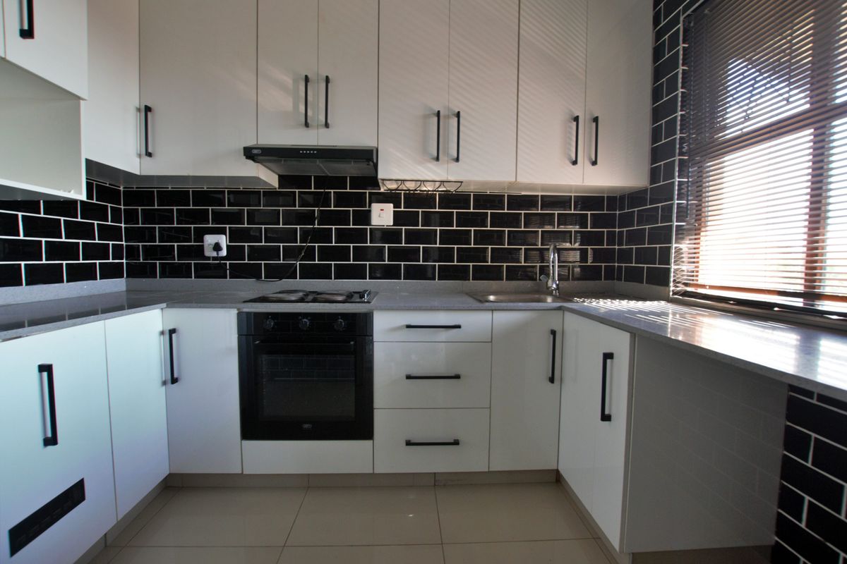 Modern Coastal Gem – Renovated 2-Bedroom Flat with Sea Views in Scottburgh - Photo 2
