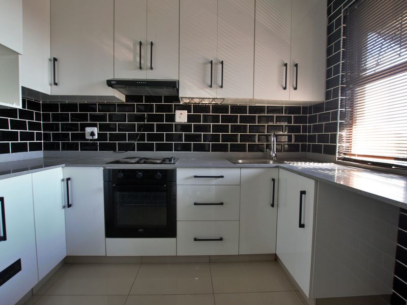 Modern Coastal Gem – Renovated 2-Bedroom Flat with Sea Views in Scottburgh - Photo 2