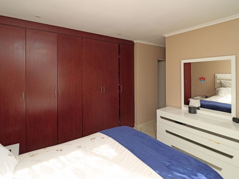 Stylish 3-Bedroom Townhouse for Sale in Thatchfield Hills – Sole Mandate, Close to Curro School - Photo 8