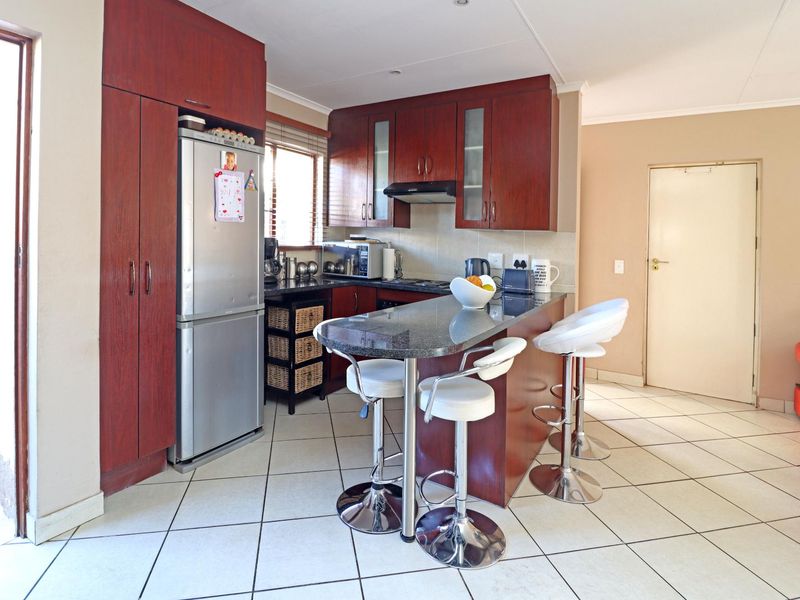 Stylish 3-Bedroom Townhouse for Sale in Thatchfield Hills – Sole Mandate, Close to Curro School - Photo 6