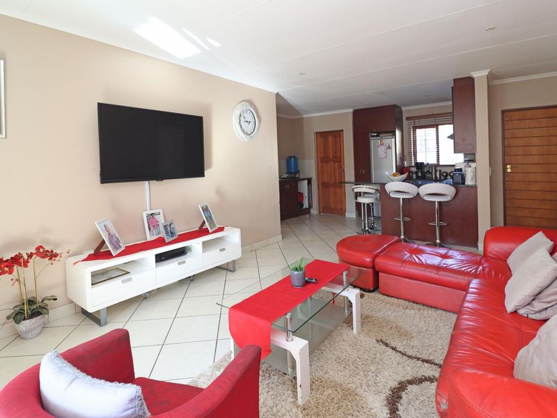 Stylish 3-Bedroom Townhouse for Sale in Thatchfield Hills – Sole Mandate, Close to Curro School - Photo 2