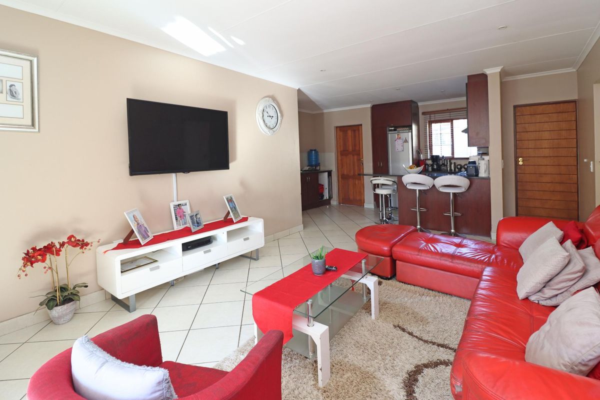 Stylish 3-Bedroom Townhouse for Sale in Thatchfield Hills – Sole Mandate, Close to Curro School - Photo 2