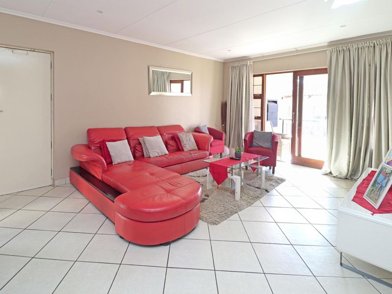 Stylish 3-Bedroom Townhouse for Sale in Thatchfield Hills – Sole Mandate, Close to Curro School - Photo 3