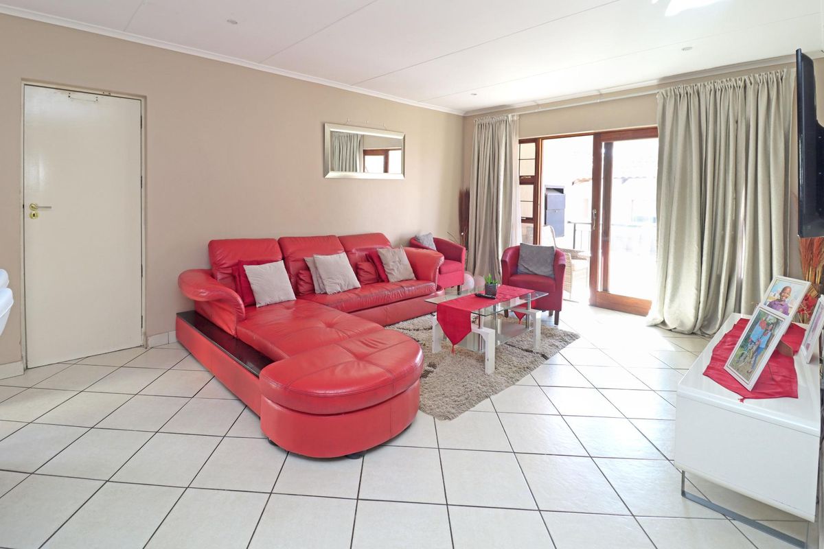 Stylish 3-Bedroom Townhouse for Sale in Thatchfield Hills – Sole Mandate, Close to Curro School - Photo 3