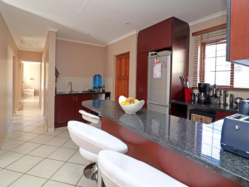 Stylish 3-Bedroom Townhouse for Sale in Thatchfield Hills – Sole Mandate, Close to Curro School - Photo 5