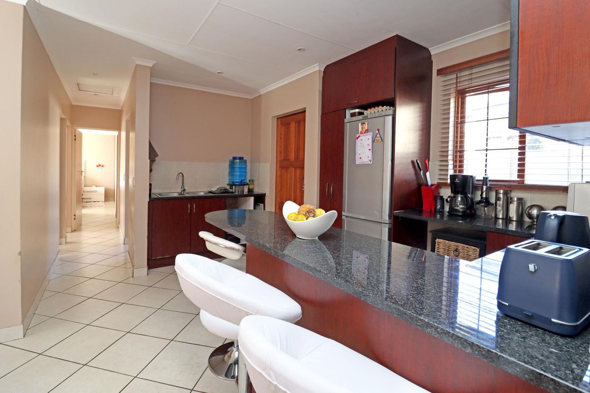 Stylish 3-Bedroom Townhouse for Sale in Thatchfield Hills – Sole Mandate, Close to Curro School - Photo 5