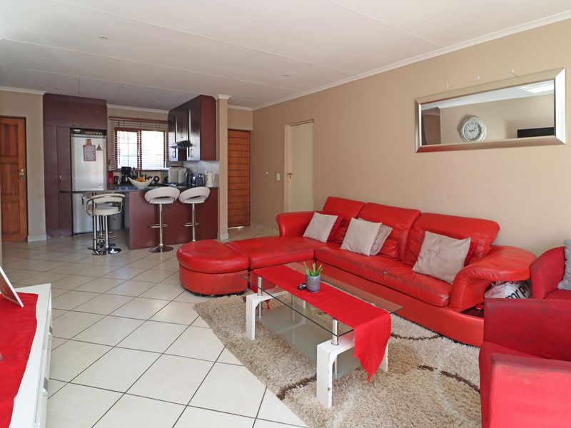 Stylish 3-Bedroom Townhouse for Sale in Thatchfield Hills – Sole Mandate, Close to Curro School - Photo 4