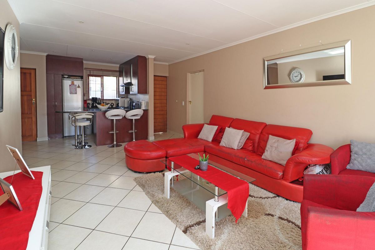 Stylish 3-Bedroom Townhouse for Sale in Thatchfield Hills – Sole Mandate, Close to Curro School - Photo 4