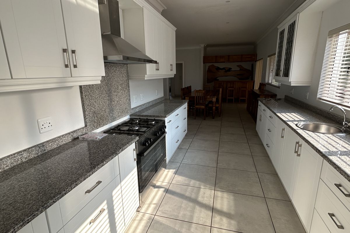 Gated Estate Unit - Photo 5