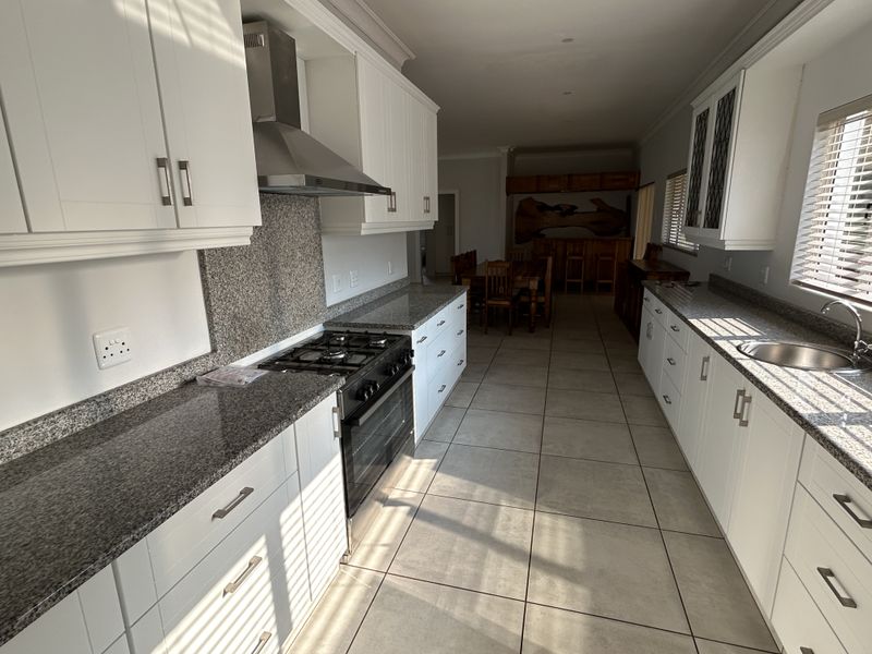 Gated Estate Unit - Photo 5