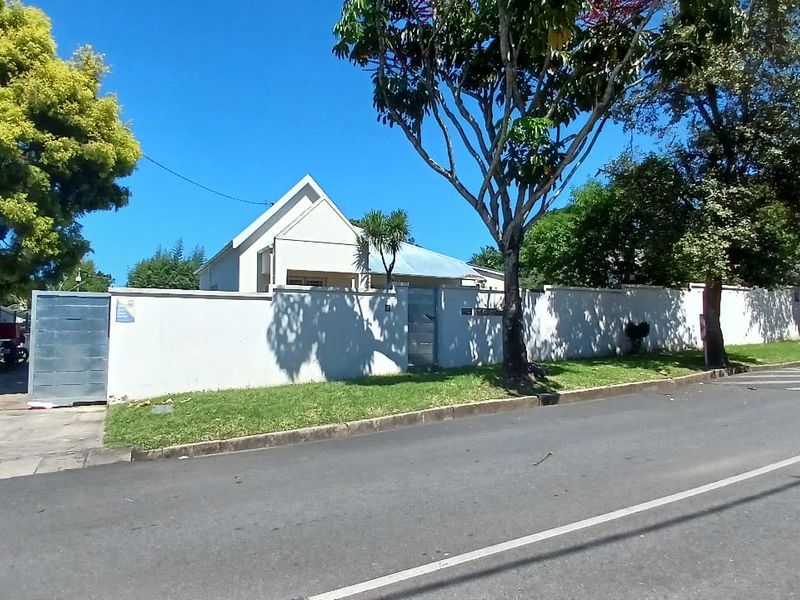 Spacious 4-Bedroom Home with Flatlet & Prime Location in Vincent - Photo 3