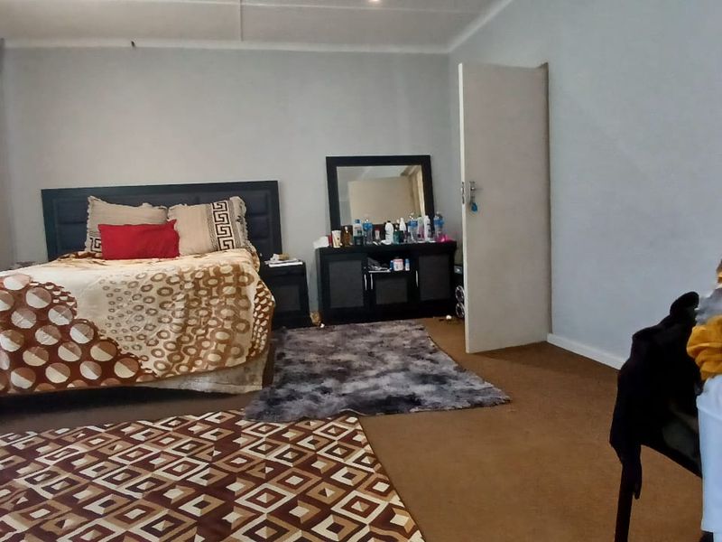 Spacious 4-Bedroom Home with Flatlet & Prime Location in Vincent - Photo 9