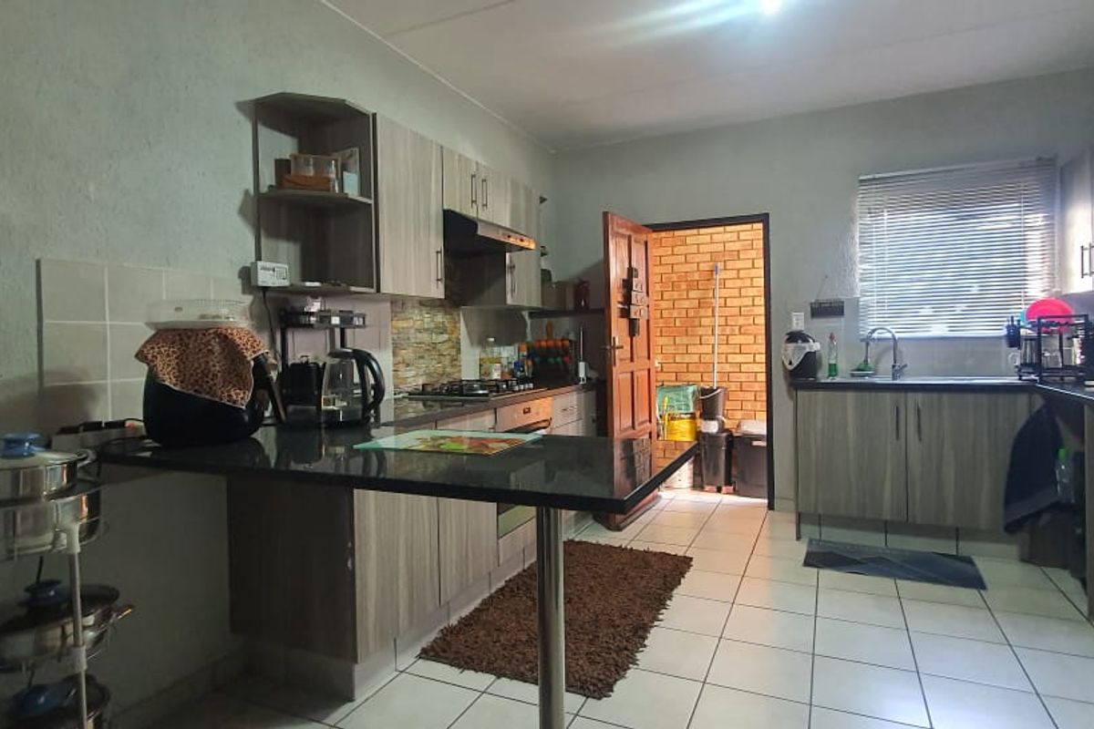 Modern Townhouse in Lambton - Photo 4