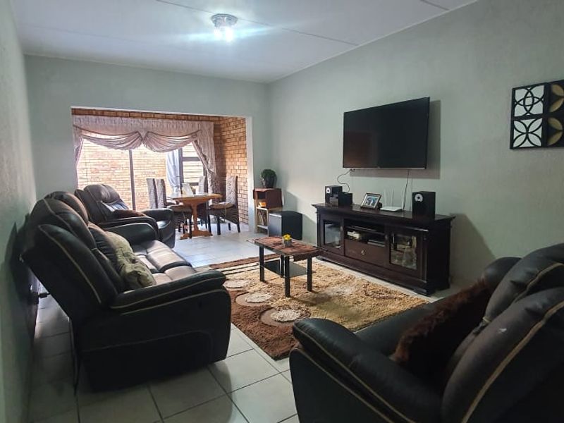 Modern Townhouse in Lambton - Photo 6