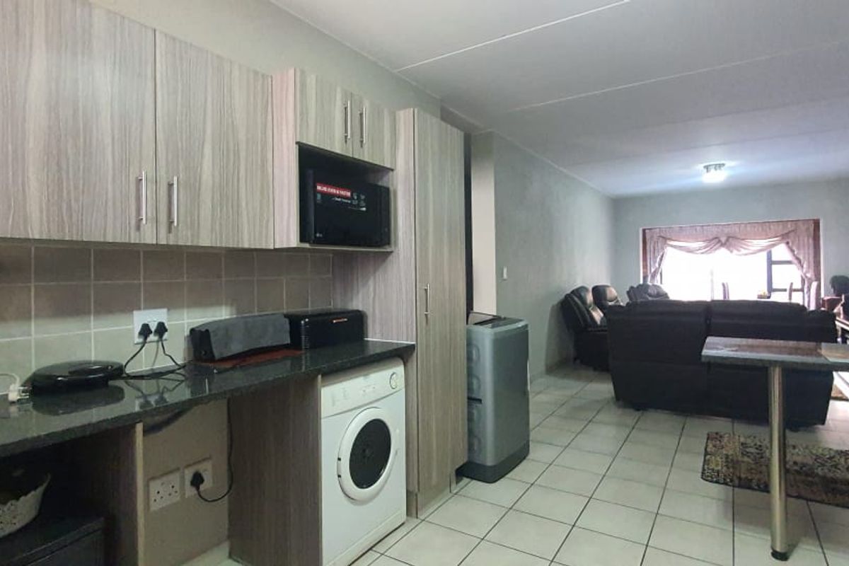 Modern Townhouse in Lambton - Photo 3