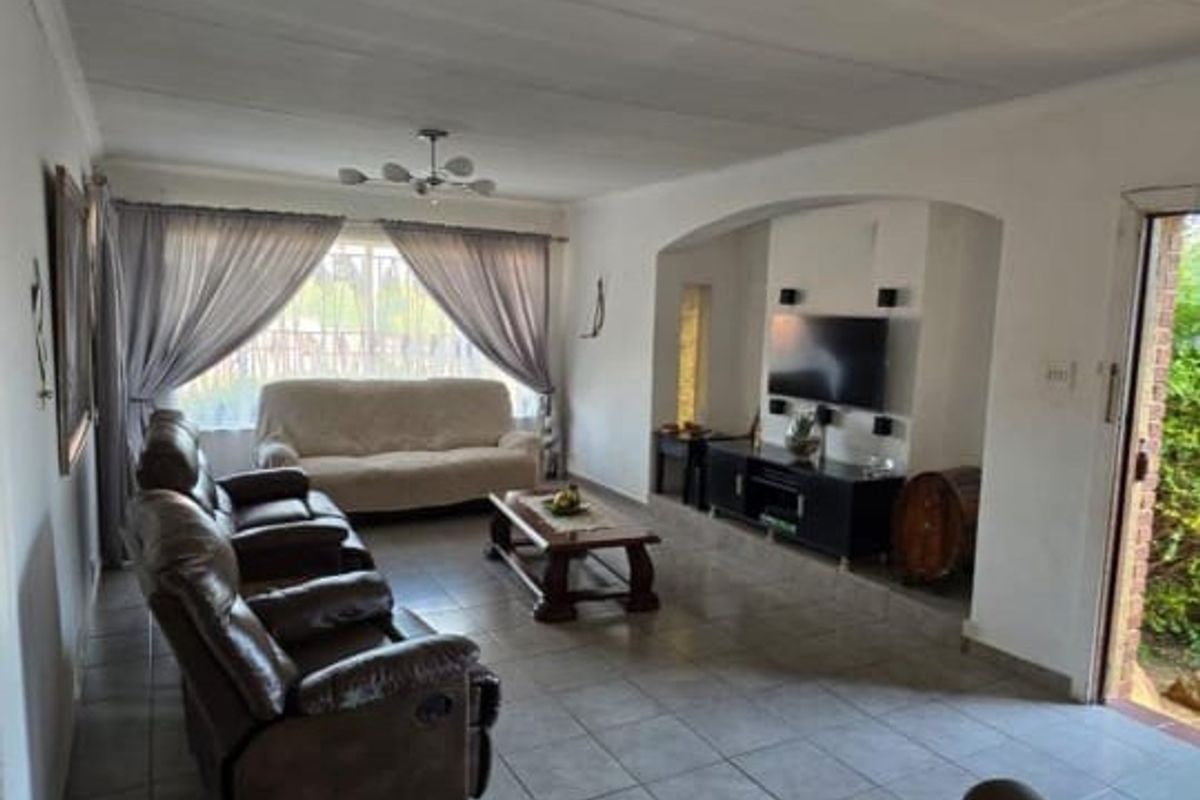 Solid House on a corner stand in Marlands - Photo 4