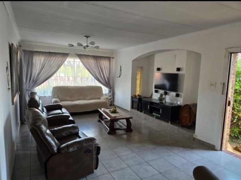 Solid House on a corner stand in Marlands - Photo 4