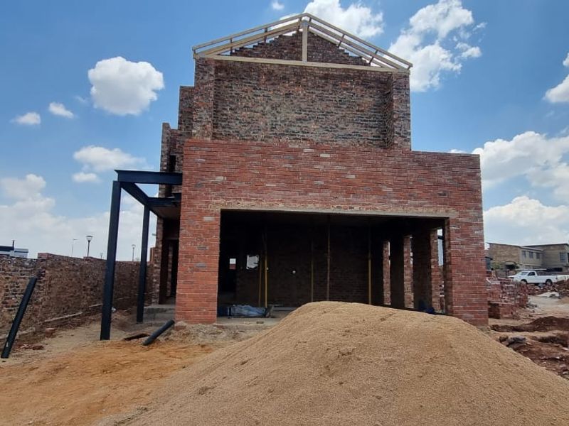 Modern 4-Bedroom Family Home in Fountainbrook Estate - Photo 2