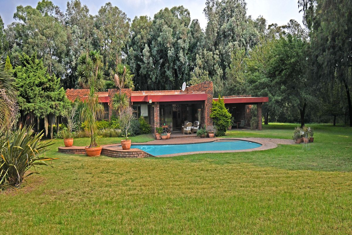 A pristine, spacious home embraced by nature, in a premium country estate - Photo 2