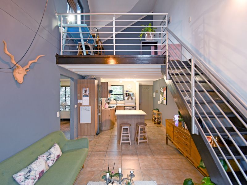 Stunning Pet-Friendly Loft Apartment with Spectacular Views - Photo 10