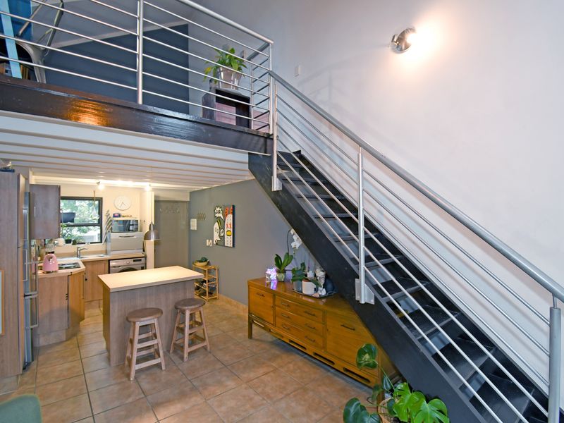 Stunning Pet-Friendly Loft Apartment with Spectacular Views - Photo 7