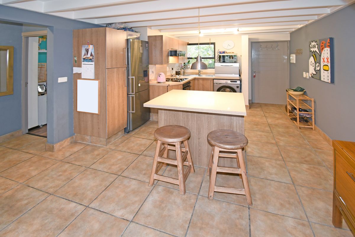 Stunning Pet-Friendly Loft Apartment with Spectacular Views - Photo 5