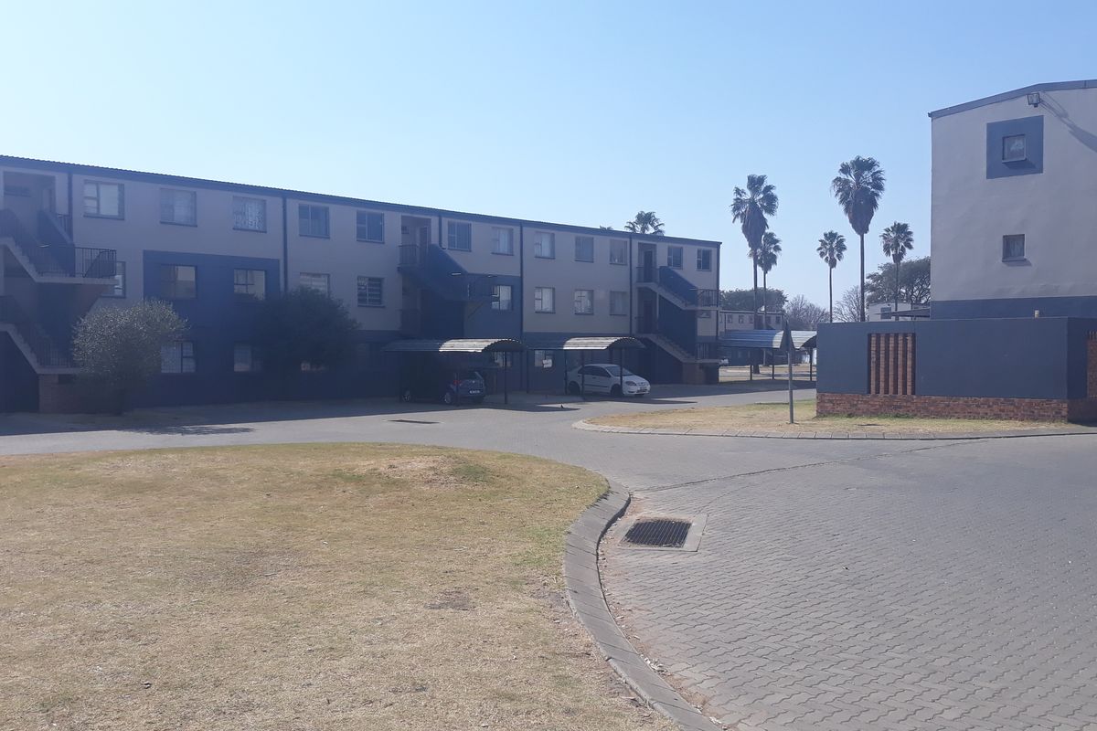 Sectional title Flat For Sale - Photo 2