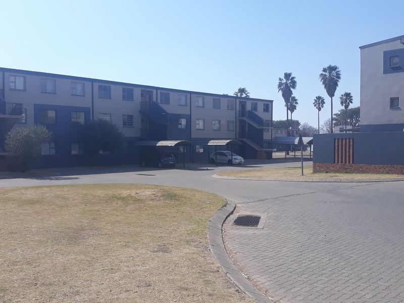 Sectional title Flat For Sale - Photo 2