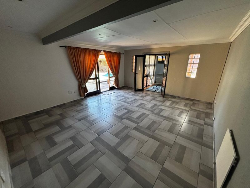 Versatile Family Home with 3 Flatlets and Pool – Ideal for Investment or Extended Living - Photo 4