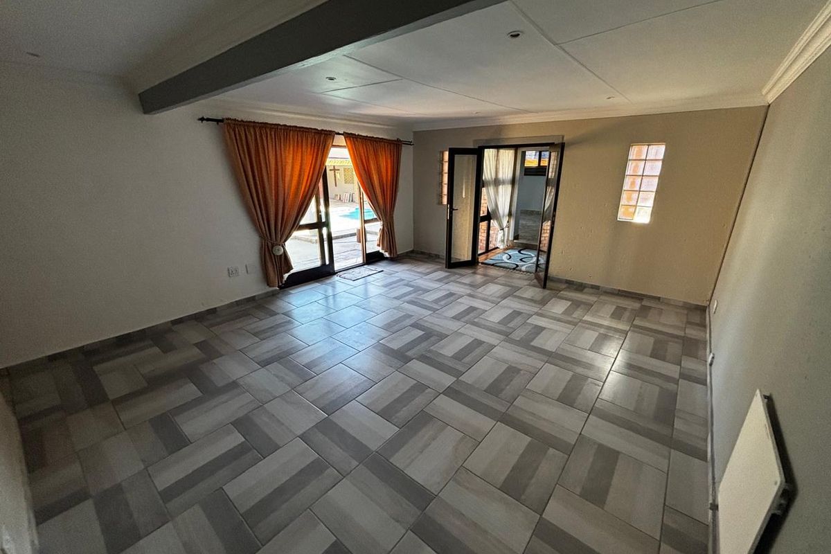 Versatile Family Home with 3 Flatlets and Pool – Ideal for Investment or Extended Living - Photo 4