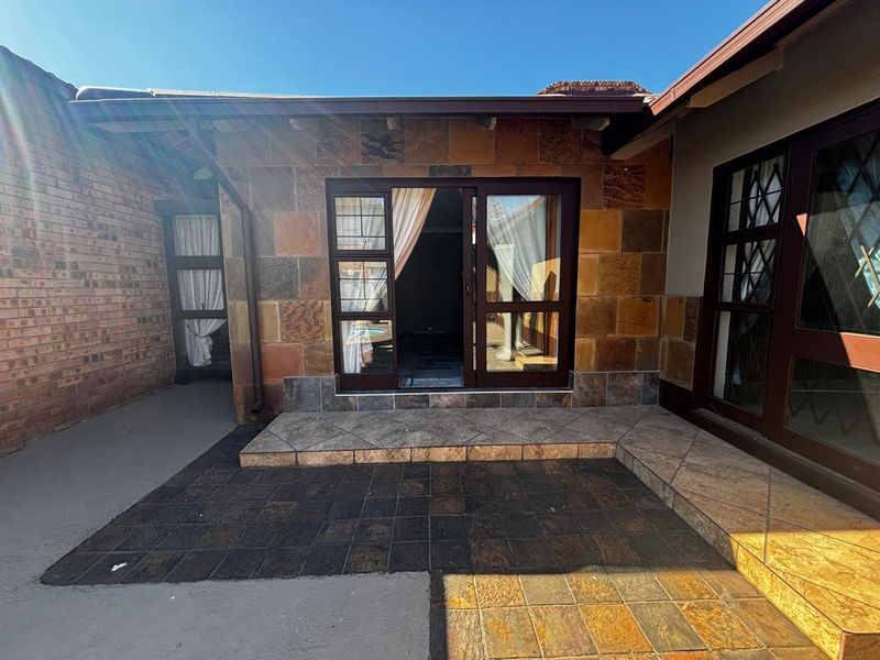 Versatile Family Home with 3 Flatlets and Pool – Ideal for Investment or Extended Living - Photo 3