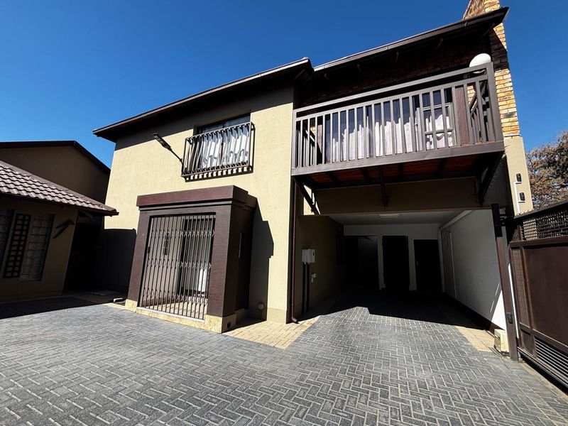 Versatile Family Home with 3 Flatlets and Pool – Ideal for Investment or Extended Living - Photo 2