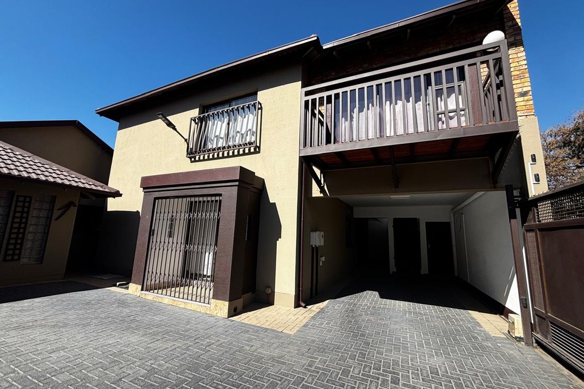 Versatile Family Home with 3 Flatlets and Pool – Ideal for Investment or Extended Living - Photo 2
