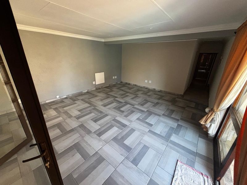 Versatile Family Home with 3 Flatlets and Pool – Ideal for Investment or Extended Living - Photo 5