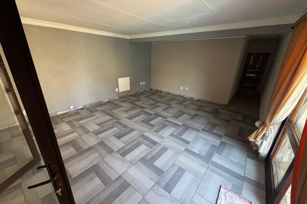 Versatile Family Home with 3 Flatlets and Pool – Ideal for Investment or Extended Living - Photo 5