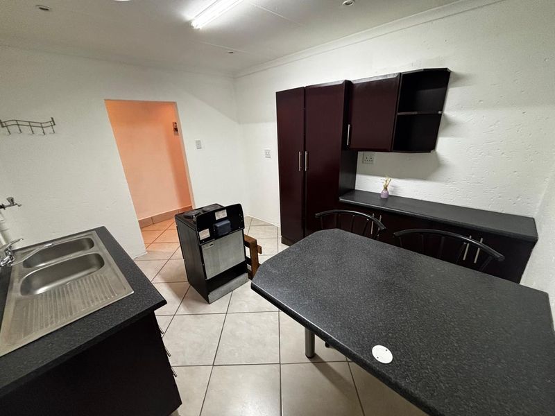 Versatile Family Home with 3 Flatlets and Pool – Ideal for Investment or Extended Living - Photo 10