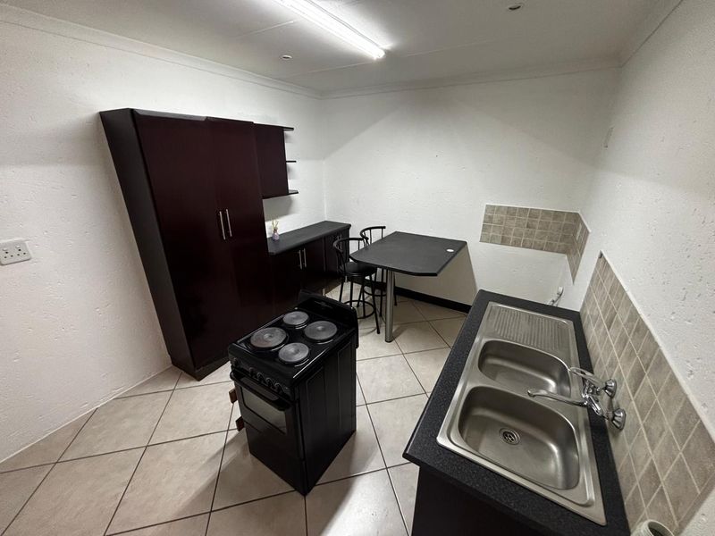 Versatile Family Home with 3 Flatlets and Pool – Ideal for Investment or Extended Living - Photo 9