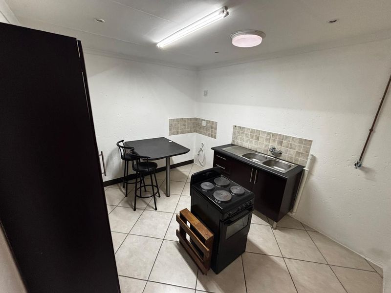 Versatile Family Home with 3 Flatlets and Pool – Ideal for Investment or Extended Living - Photo 8