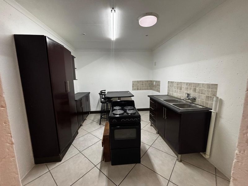 Versatile Family Home with 3 Flatlets and Pool – Ideal for Investment or Extended Living - Photo 7